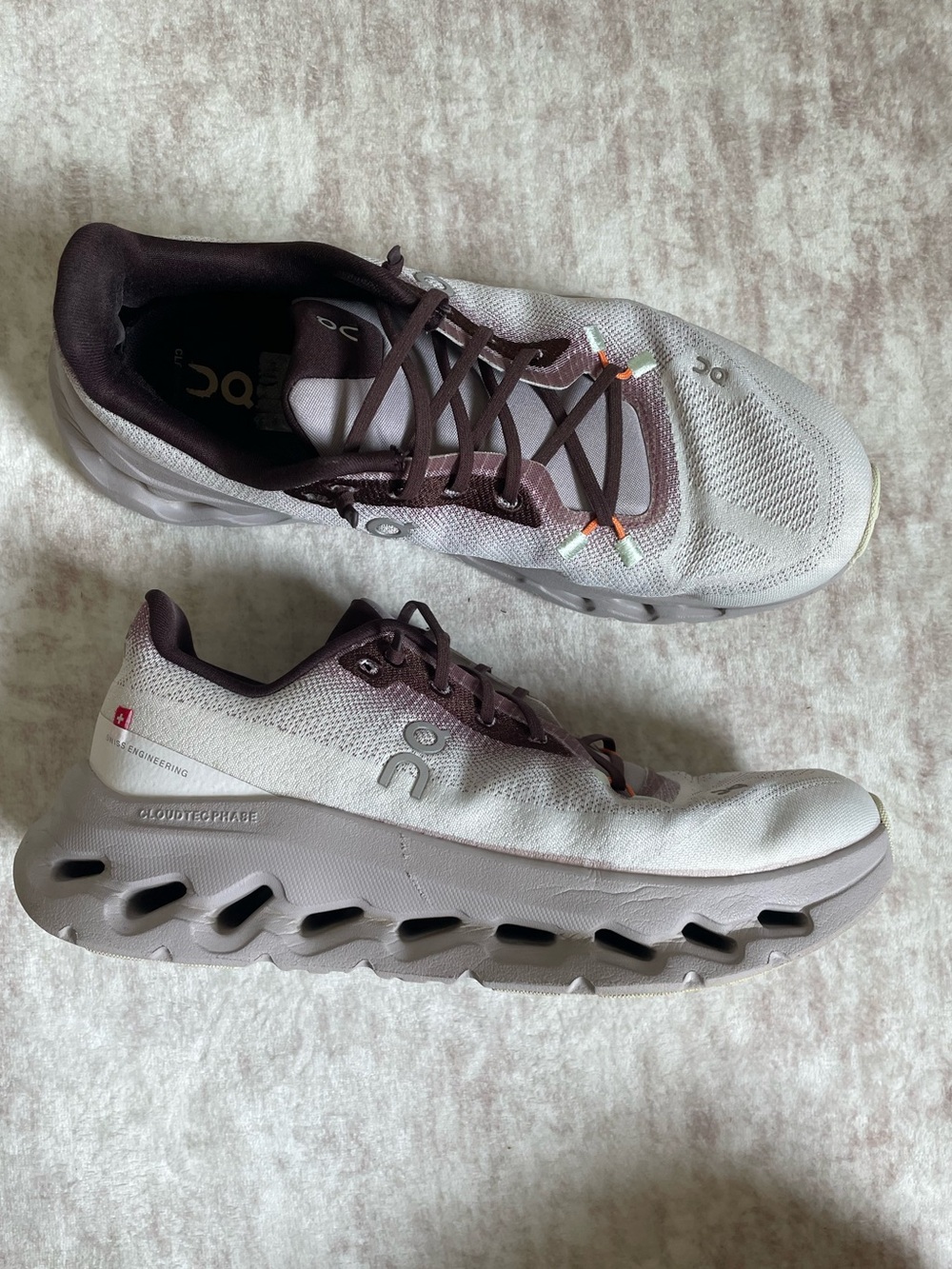 On Running Shoes in Light Gray & Plum Cloudsurfer 8.5